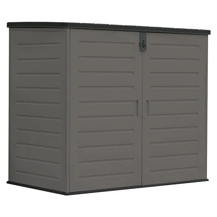 Truhe The Space Plus - L x B x H: 140 x 82 x 124 cm, Anthrazit/Schwarz - Das Bild zeigt einen grauen Outdoor-Geräteschrank mit zwei Türen und horizontalen Linien. Ideal für die Aufbewahrung im Garten oder auf der Terrasse.