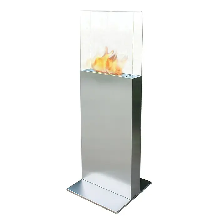 Purline Chimenea de bioetanol Clio - 12 x 45 x 137 cm, Cromo - Imagen de una chimenea moderna de bioetanol con base plateada y parte superior de vidrio, con llamas visibles.
