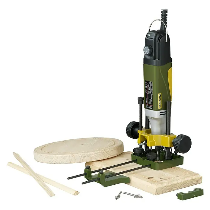 Proxxon Oberfräsenvorsatz OFV - Passend für: Proxxon Geräte mit 20 mm Systemanpassung - Nahaufnahme einer Proxxon-Oberfräse mit Zubehör auf einer Werkbank, ideal zum präzisen Bearbeiten von Holz und anderen Materialien.