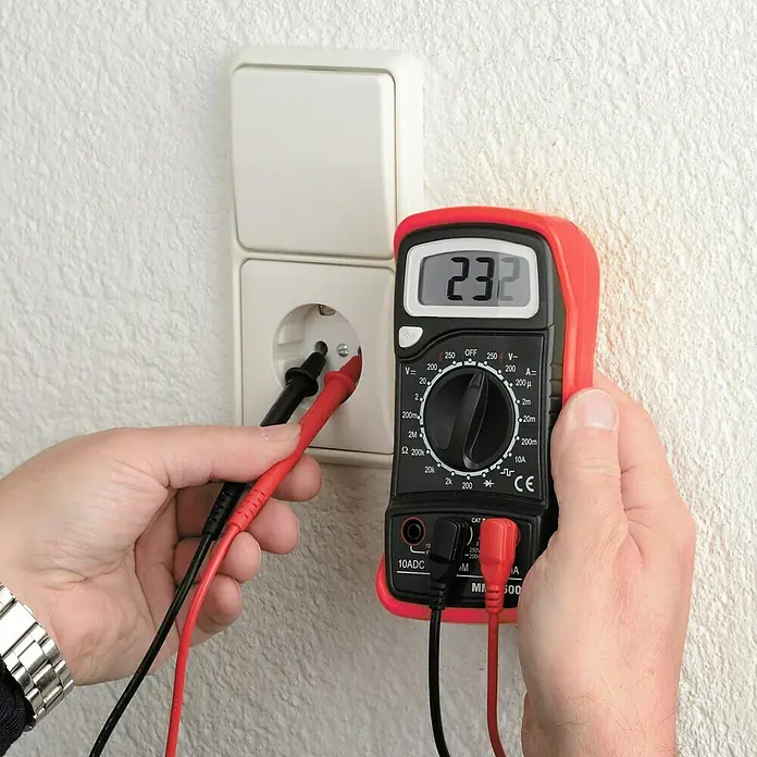 Profi Depot Digital-Multimeter MM 2500 - Messbereich Wechselspannung: 0,1 V - 250 V - Ein Digitalmultimeter wird verwendet, um die Spannung an einer Steckdose zu messen, wobei ein Wert von 232 angezeigt wird.