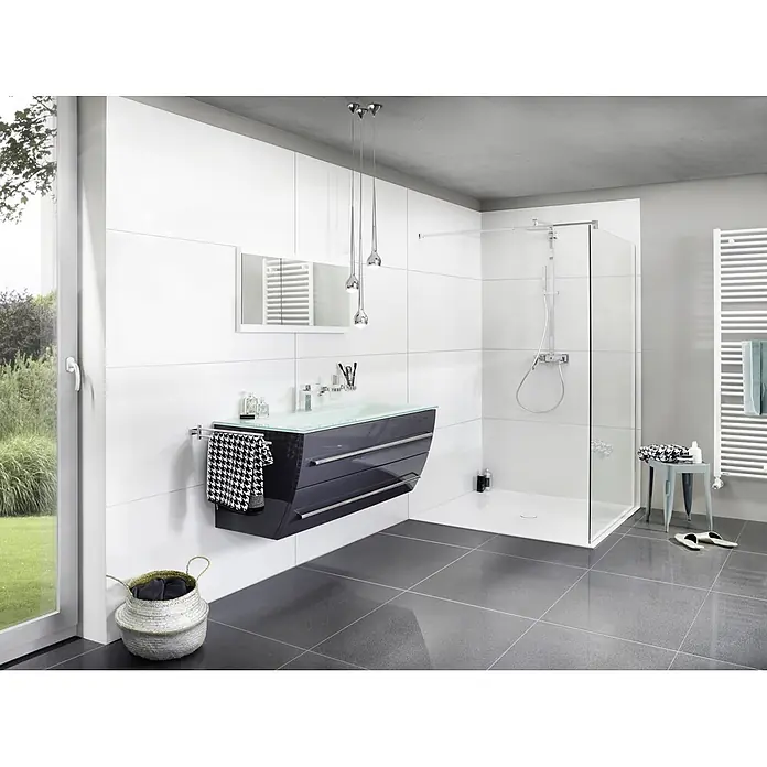 Wandfliese Blanco Natural Slim - 59 x 120 cm, Weiß, Matt - Badezimmer-Interieur mit einem modernen, schwarzen Waschtisch mit Glasplatte, einer Duschkabine und grauen Fliesen für ein stilvolles Ambiente.
