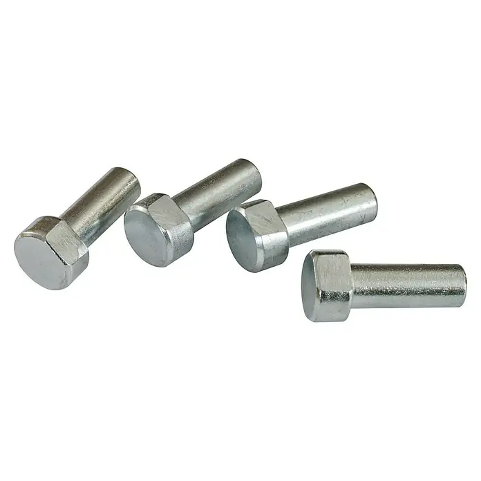 Ramia Hobelbank Advanced 1500 - L x B: 1.500 x 650 mm, Arbeitshöhe: 850 mm, Holz - Nahaufnahme von vier metallischen Nietstiften, die auf einer schwarzen Oberfläche liegen und durch ihre zylindrische Form und glänzende Oberfläche auffallen.