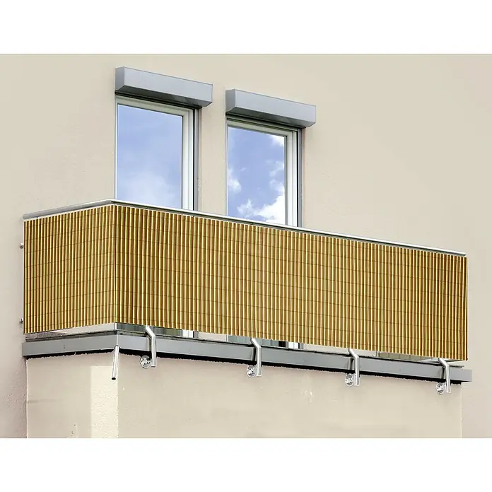 Gardol Balkonsichtschutz Superior - Natur, Bambus Optik, 300 x 90 cm - Ein Balkon mit einem Sichtschutz aus braunem Bambus, der Privatsphäre bietet und gleichzeitig dekorativ ist.