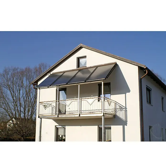 Sunset Solaranlage Sunsol 6 HZ/2 - Mit Frischwasserspeicher 600 l, Kollektorfläche: 10,04 m², Geeignet für: 2 - 4 Personen (Einfamilien- oder Mehrfamilienhaus) - Ansicht eines Hauses mit einem Carport-Balkon. Die Paneele des Carports lassen Sonnenlicht herein, während der Balkon einen dekorativen Zaun hat.