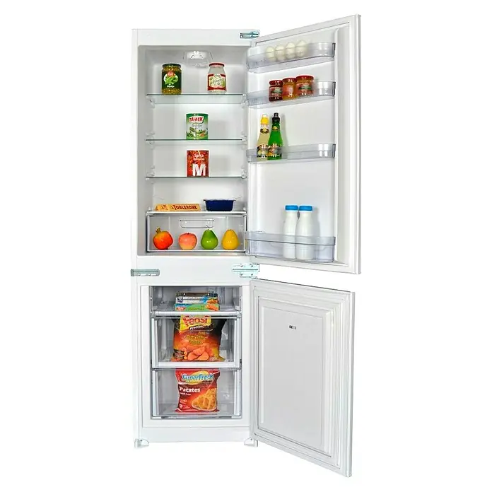 Respekta Küchenzeile Malia - Breite: 300 cm, Weiß, Dekor Arbeitsplatte: Betonoptik, Mit Elektrogeräten, Volumen Backofen: 72 l - Ein offener, weißer Kühlschrank ist mit verschiedenen Lebensmitteln gefüllt, darunter Obst, Gemüse, Konserven und gefrorene Kartoffeln.