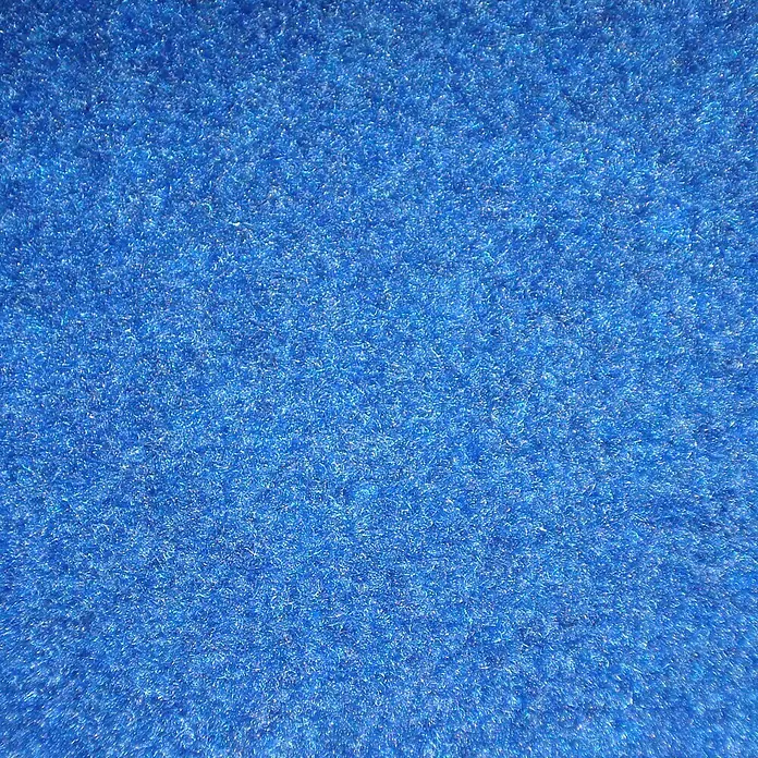 Rasenteppich Meterware Green - Breite: 200 cm, Blau, Mit Drainagenoppen - Nahaufnahme eines blauen Teppichs, der eine weiche und dichte Textur für Komfort und Wärme zeigt.