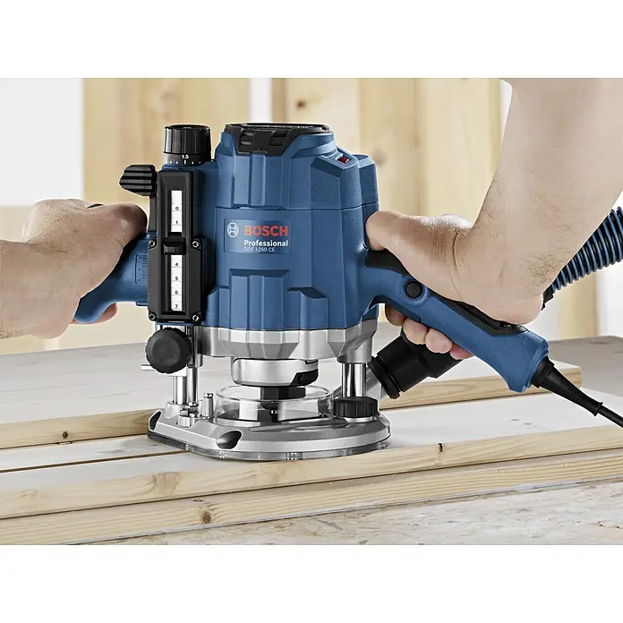 Bosch Professional Oberfräse GOF 1250 CE - 1.250 W, 60 mm - Der Bosch GKF 1250 CE Fräser in Aktion, ideal für professionelle Holzbearbeitung mit präziser Tiefeneinstellung und ergonomischem Design.