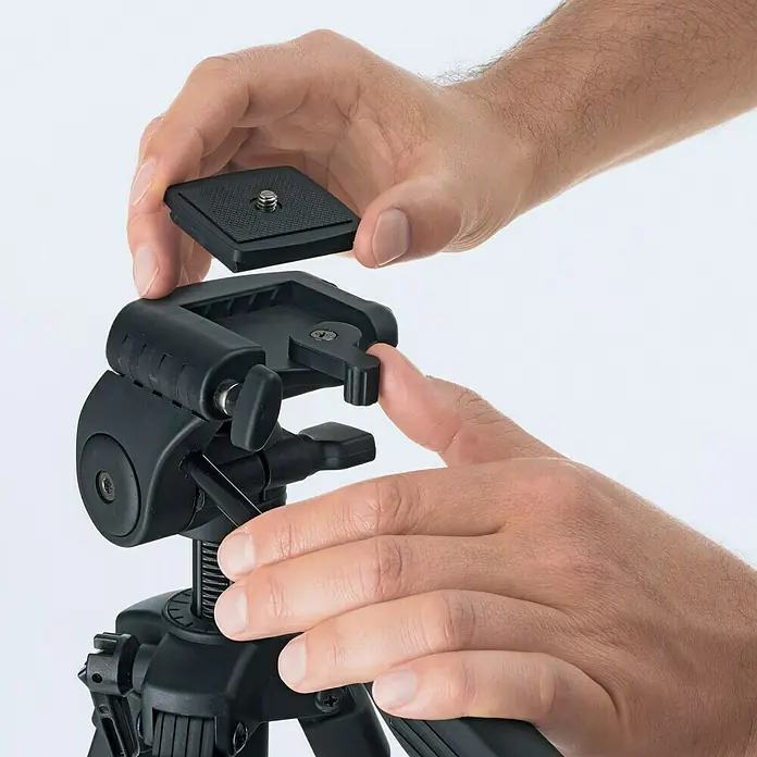 Bosch Professional Stativ BT 150 - Stativ-Gewinde: ¼″ - Eine Nahaufnahme eines Stativs mit einer Person, die die Schnellwechselplatte anbringt. Das Stativ ist schwarz und hat einen stabilen Standfuß.