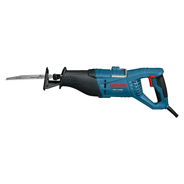Bosch Professional Säbelsäge GSA 1100 E - 1.100 W, Hublänge: 28 mm - Abbildung einer Bosch GSA 1100E Säbelsäge mit blauem Gehäuse, schwarzem Griff und Sägeblatt.