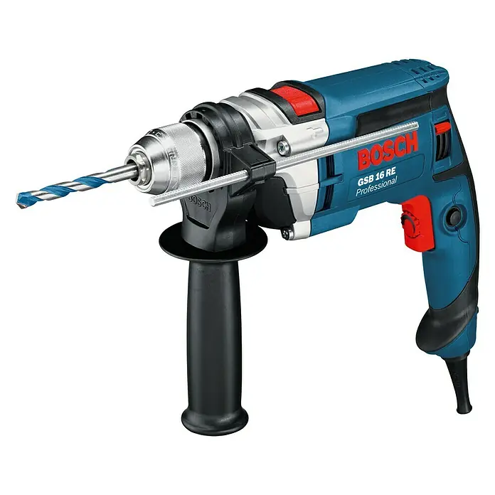 Bosch Professional Schlagbohrmaschine GSB 16 RE - 750 W, Schnellspannbohrfutter - Nahaufnahme einer blauen Bosch GSB 16 RE Professional Schlagbohrmaschine mit einem Bohrer, isoliert auf Schwarz.
