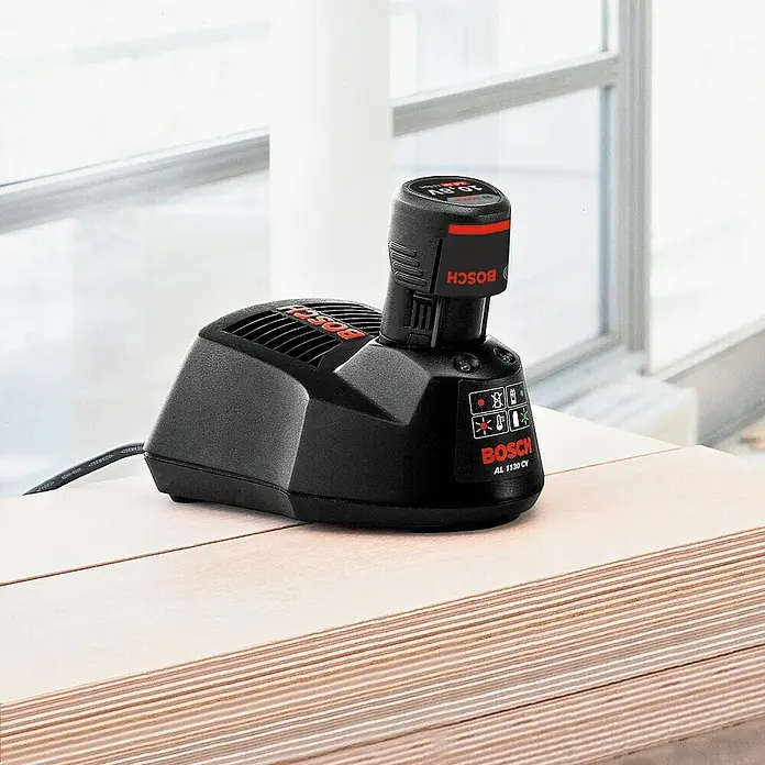Bosch Professional Akku GBA 12V - 12 V, Li-Ionen, 2 Ah - Bosch AL 1130 CV Akku-Ladegerät mit einem 10.8V Akku, ideal zum Aufladen von Bosch Elektrowerkzeug-Akkus.