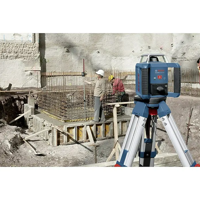 Bosch Professional Rotationslaser GRL 400 H - Max. Arbeitsbereich: 20 m, 8 -tlg. - Baustelle mit einem Bosch GRL 400 H Rotationslaser auf einem Stativ, der für präzise Nivellierarbeiten eingesetzt wird.\n