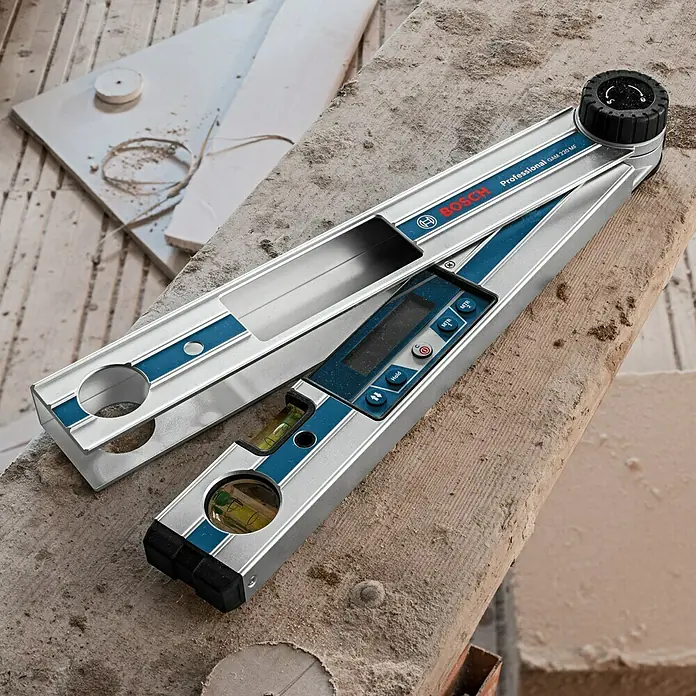 Bosch Professional Digitaler Winkelmesser GAM 220 MF - Messbereich: 0 - 220 °, Schenkellänge: 40 cm - Das Bosch GAM 220 MF Winkelmessgerät, ein digitales Werkzeug zum präzisen Messen von Winkeln, liegt auf einer Holzoberfläche.