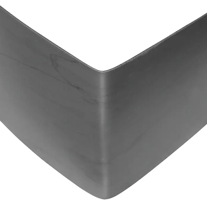 Bellissa Rasenkante Kunststoff - 118 x 13 cm, Polyethylen (PE) - Nahaufnahme eines modernen, grauen Metallecks, das durch seine saubere Verarbeitung und minimalistische Formgebung besticht.