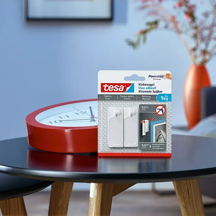 Tesa Klebenagel - Geeignet für: Tapeten, Belastbarkeit: 1 kg, 2 Stk., Weiß - Nahaufnahme eines Tesa Klebenagels mit Powerstrips Technologie, ideal zum Aufhängen von Gegenständen bis zu 1 kg.