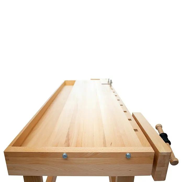 Ramia Hobelbank Premium 1 - L x B: 2.120 x 760 mm, Arbeitshöhe: 860 mm, Holz - Eine Nahaufnahme einer Hobelbank aus hellem Holz, die die Tischplatte und die Schraubstöcke zeigt. Handwerkstisch für Schreinerarbeiten.