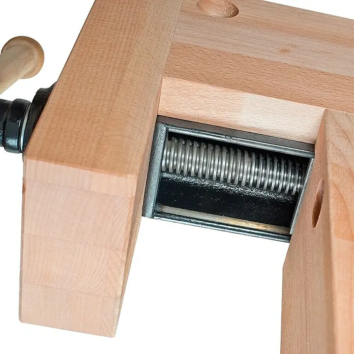 Ramia Hobelbank Premium Monster - L x B: 2.120 x 790 mm, Arbeitshöhe: 870 mm, Holz - Nahaufnahme eines Schraubstocks aus Holz mit Metallfeder. Ideal für Werkstätten und Heimwerkerprojekte.