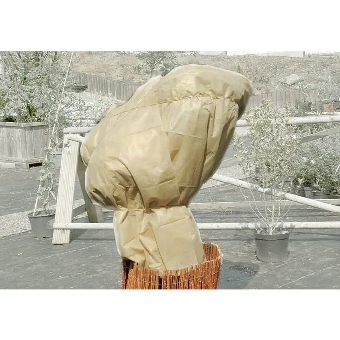 Floraworld Classic Winterschutzvlies - 5 x 1,5 m, Grammatur: 30 g/m² - Nahaufnahme einer Pflanzenschutzhülle zum Schutz von Pflanzen vor Frost.