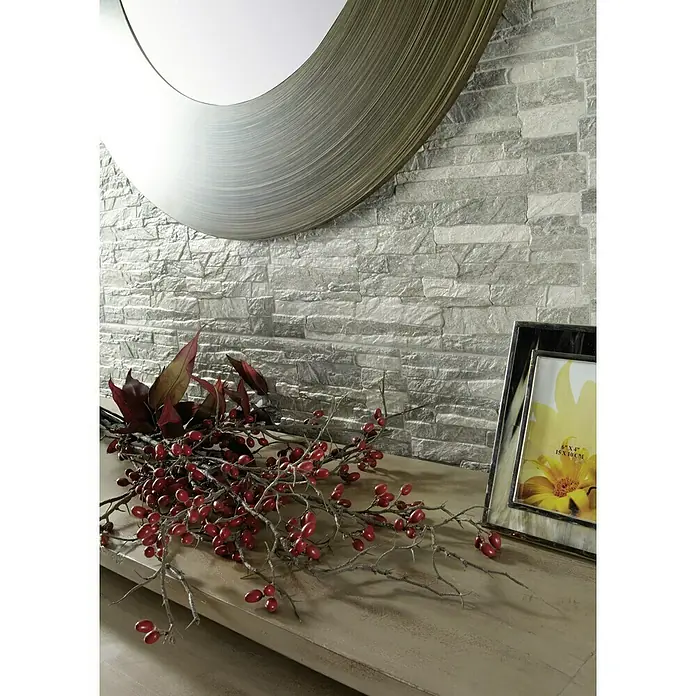 Verblendstein Aitana Gris - 50 x 33,5 cm, Grau, Steinoptik - Nahaufnahme eines eleganten Bads mit stilvollem Spiegel und dekorativem Steindekor, ideal für moderne Badgestaltungen.