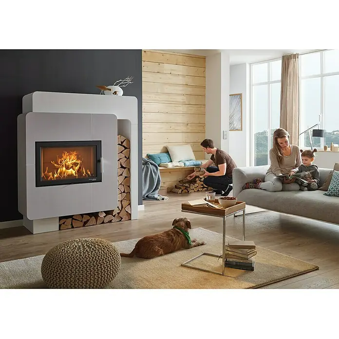 Haas+Sohn Kaminbausatz Arlberg - 8 kW, Raumheizvermögen: 200 m³, Unbehandelt - Ein modernes Wohnzimmer mit einem grauen Kamin, Holzscheiten, einer Familie auf dem Sofa und einem Hund auf dem Teppich.