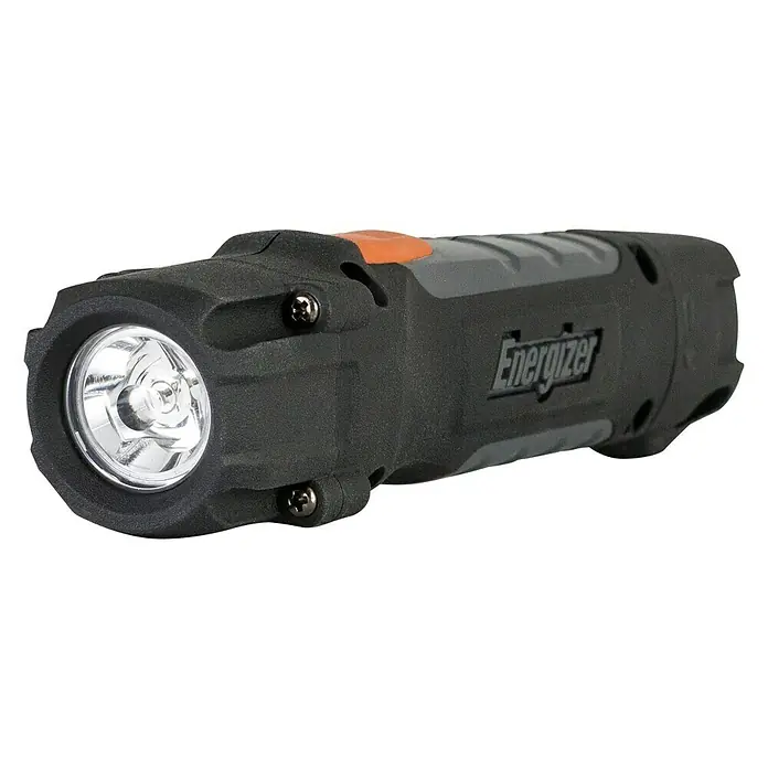 Energizer Linterna Hardcase - 135 x 56 x 240 mm, 300 lm, IPX4 - Primer plano de una luz de trabajo Energizer negra con botón naranja, ideal para uso profesional o proyectos de bricolaje.