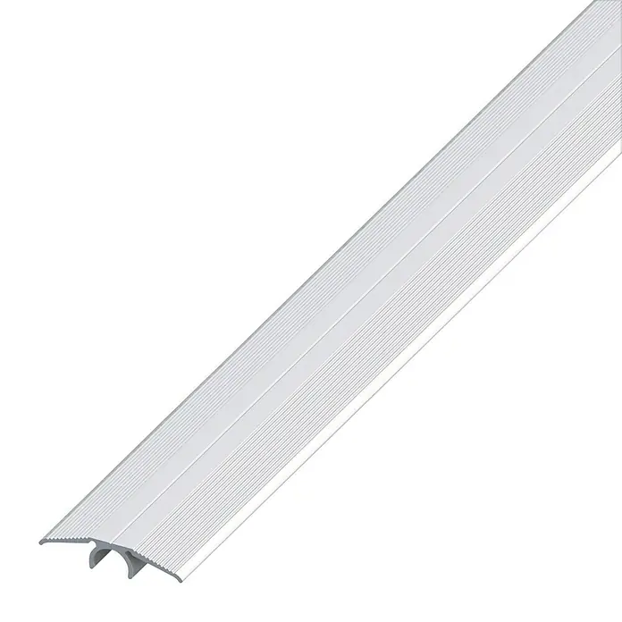 Übergangsprofil - Aluminium, Silber, 1 m x 33 mm, Eloxiert - Das Bild zeigt eine silberne Übergangsleiste für Bodenbeläge, ideal zum Ausgleich von Höhenunterschieden zwischen Räumen.