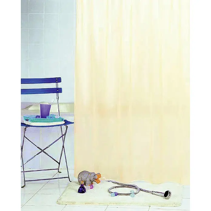 Venus Duschvorhang Uni - B x H: 180 x 200 cm, Kunststoff, Beige - Badezimmer-Szene mit Duschvorhang, blauem Stuhl und Badematte mit Spielzeug und Accessoires für ein entspannendes Bad.