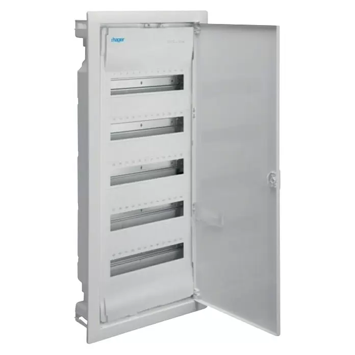 Hager Unterputz-Verteiler Volta VU60NC - Anzahl Reihen: 5 Stk., 34,8 x 88,05 cm, Reinweiß - Weißer Elektroverteiler mit geöffneter Tür, der mehrere Reihen von DIN-Schienen für Leistungsschalter zeigt.