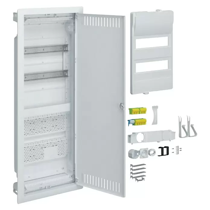 Hager Unterputz-Verteiler Hybrid VU602NWH - Anzahl Reihen: 5 Stk., 34,8 x 88,05 cm, Reinweiß - Weißer Elektroverteilerschrank mit offener Tür, zeigt DIN-Schienen und gelochte Paneele, dazu diverses Zubehör.