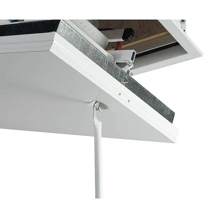 Wippro Bodentreppe Isotec - 130 x 70 cm, Wärmedämmung: 0,33 W/(m²K) - Detailaufnahme einer Dachbodenluke mit weißem Rahmen und Öffnungsmechanismus, ideal für den Zugang zum Dachboden.