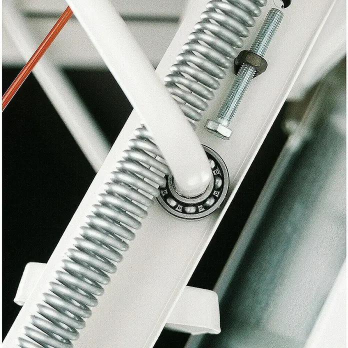Wippro Bodentreppe Eurostep - 130 x 70 cm, Wärmedämmung: 0,7 W/(m²K) - Nahaufnahme von Maschinenteilen, einschließlich Feder, Schraube und Lager, die die mechanische Komplexität hervorheben.