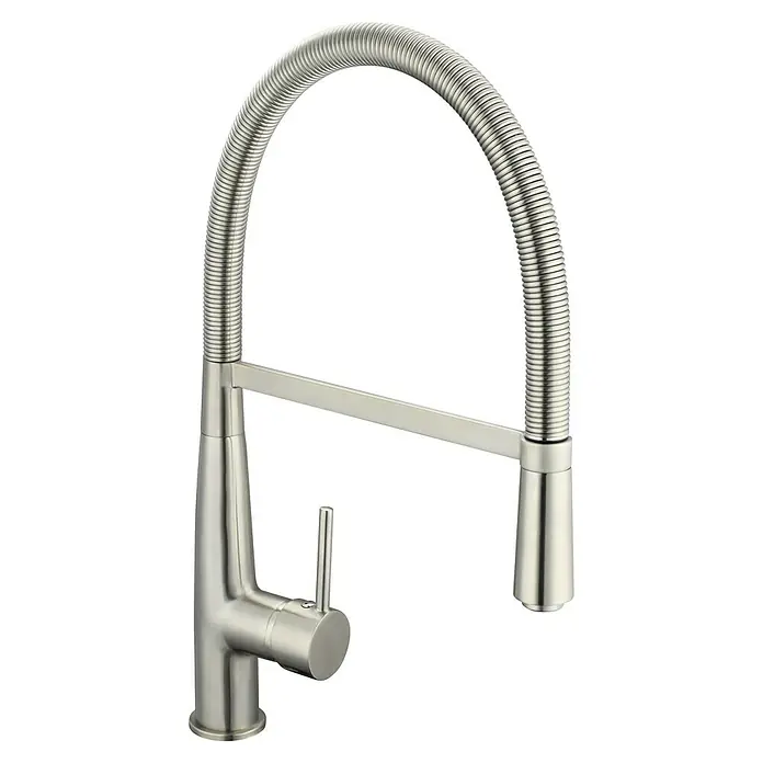 Camargue Spültischarmatur Girona - Edelstahloptik, Matt - Eine Nahaufnahme einer modernen Küchenarmatur aus gebürstetem Nickel mit einem flexiblen Spiralschlauch. Ideal für eine stilvolle Kücheneinrichtung.