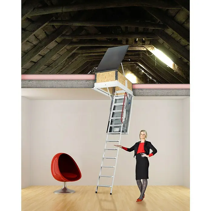 Wippro Bodentreppe Isotec - 130 x 70 cm, Wärmedämmung: 0,33 W/(m²K) - Dachbodentreppe mit Frau und Sessel im Raum. Die Treppe ist ausziehbar und führt in den Dachboden. Ideal für den einfachen Zugang.