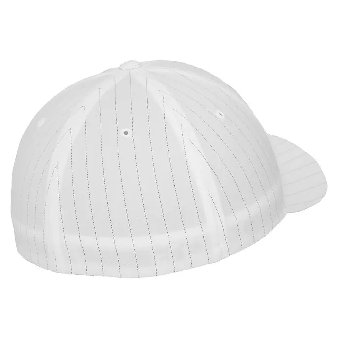 Flexfit Gorra Pine Stripe - Negro/blanco, S/M - Primer plano de una gorra de rayas blancas, que muestra un accesorio elegante y deportivo para cualquier ocasión.