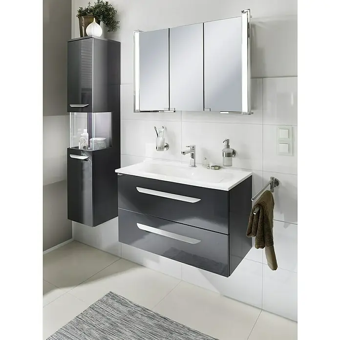 Camargue LED-Spiegelschrank Flexilight - B x H: 92,3 x 65 cm, Grafit - Elegantes Badezimmer-Interieur mit einem glänzenden, grauen Waschtischunterschrank, einem Spiegelschrank und einem hohen Seitenschrank.