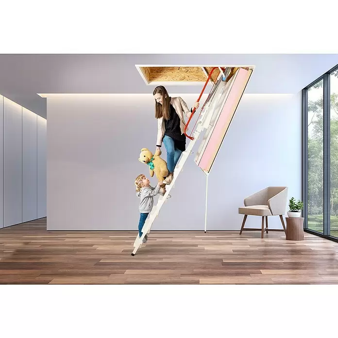 Wippro Bodentreppe Klimatec 160 - 120 x 60 cm, Wärmedämmung: 0,34 W/(m²K) - Weiße Bodentreppe mit rotem Handlauf aus einer Deckenöffnung, von einer Frau und einem Kind zum Dachbodenaufstieg genutzt.