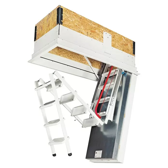 Wippro Bodentreppe Isotec 200 - 120 x 70 cm, Wärmedämmung: 0,17 W/(m²K) - Weiße, ausziehbare Dachbodenleiter mit Metallstufen und Holzrahmen, teilweise aus einer Deckenöffnung ausgefahren.