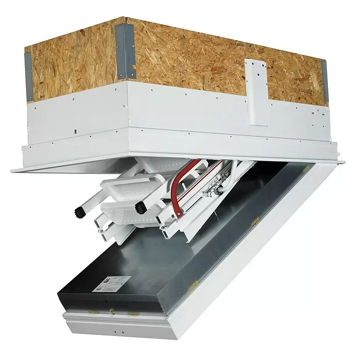 Wippro Bodentreppe Isotec 200 - 120 x 70 cm, Wärmedämmung: 0,17 W/(m²K) - Weiße Metall-Bodentreppe, teilweise aus weißem Rahmen mit OSB-Verkleidung und Luke ausgefahren.