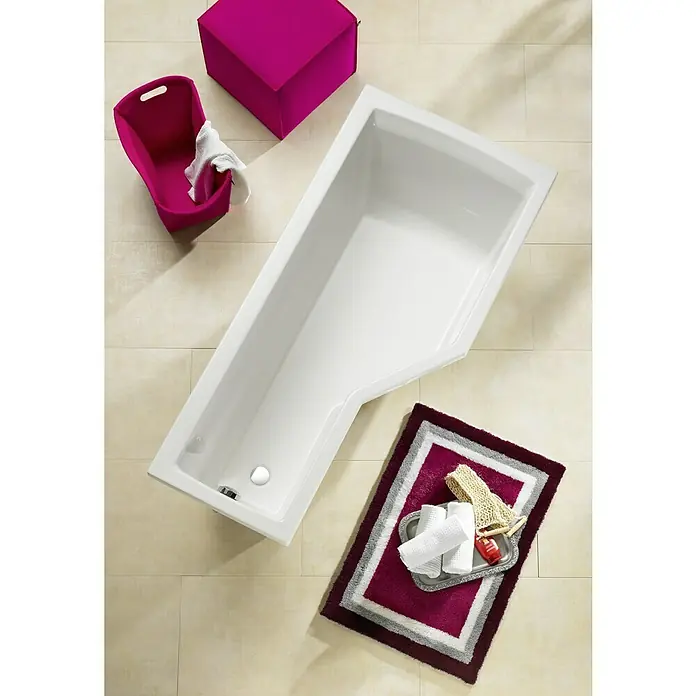Ottofond Raumsparbadewanne Flint A - 150 x 75 cm, Sanitäracryl, Weiß, Rechts - Einbau-Badewanne umgeben von einem magenta Hocker, Wäschekorb und einem magenta Badteppich mit Bad-Accessoires für eine entspannende Atmosphäre.