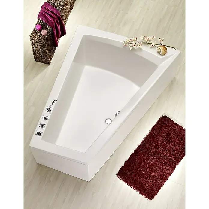 Ottofond Raumsparbadewanne Cebu 2 A - 175 x 135 cm, Sanitäracryl, Weiß, Rechts - Weisse Badewanne mit Armaturen, Dekoration und rotem Teppich auf hellem Holzboden. Stilvolles Badezimmerdesign für entspannende Momente.