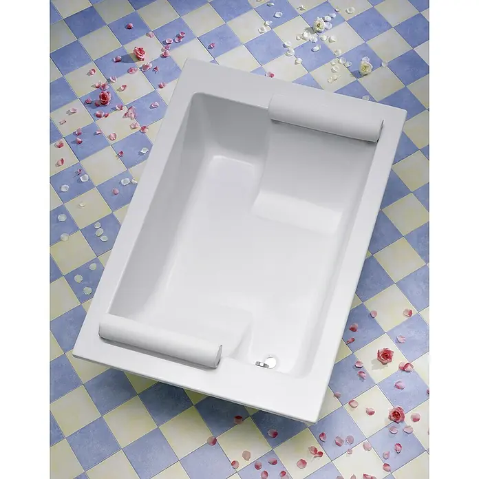 Ottofond Badewanne Ontario - 195 x 135 cm, Sanitäracryl, Weiß - Elegante, rechteckige Badewanne in Weiß mit zwei Kopfstützen, umgeben von Rosenblättern und Blüten auf blau-gelbem Fliesenboden.