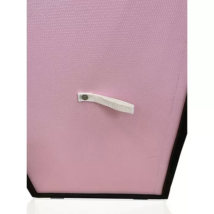Wippro Bodentreppen-Oberdeckel HOD Eurostep - Isoliert, Manuell bedienbar, nach hinten öffnend, Fixierstab, Passend für: Wippro Bodentreppe Eurostep 120 × 60 cm - Rosa texturierte Oberfläche mit weißem Stoffgriff, der mit einer Schraube befestigt ist.