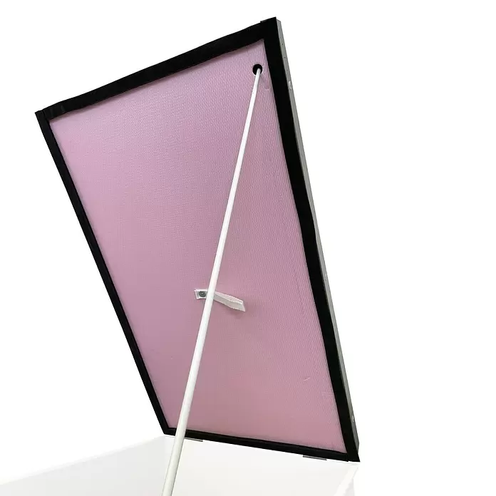 Wippro Bodentreppen-Oberdeckel HOD Eurostep - Isoliert, Manuell bedienbar, nach hinten öffnend, Fixierstab, Passend für: Wippro Bodentreppe Eurostep 120 × 60 cm - Rosa strukturierter Deckel mit schwarzem Rahmen, von einer weißen Stützstange offen gehalten.