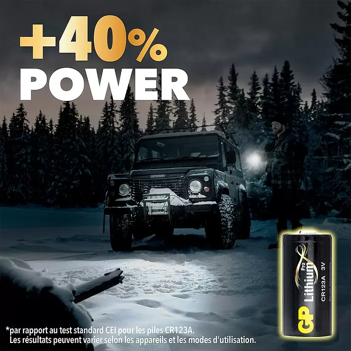 GP Batterie Pro Lithium - CR123A, Lithium, 4 Stk. - Schwarze GP Pro Lithium CR123A 3V Batterie, leuchtend, gezeigt beim Betreiben einer Taschenlampe in verschneiter Waldszene, hervorhebend ihre +40% Leistung.