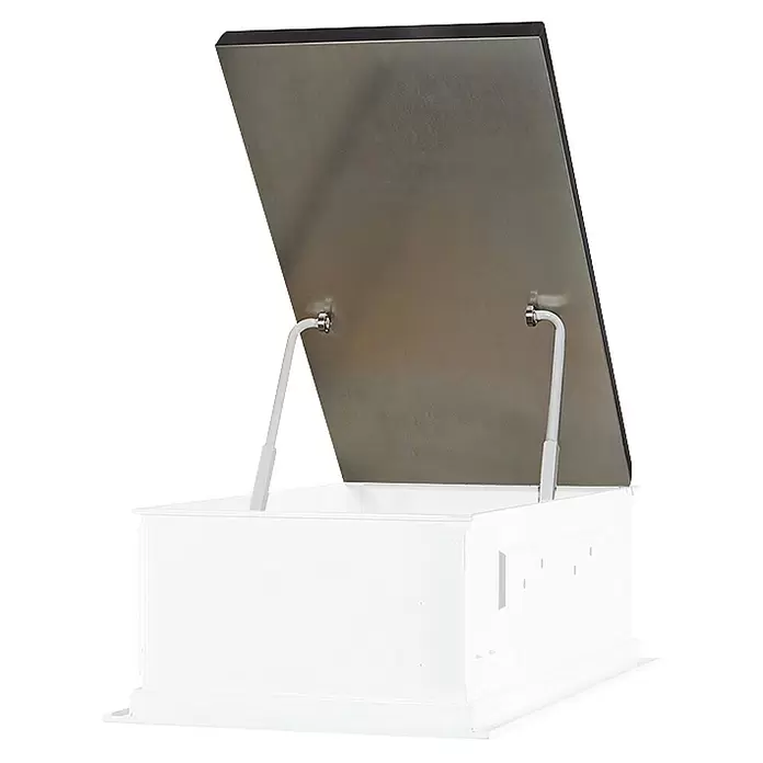 Wippro Bodentreppen-Oberdeckel ADH Eurostep - Nicht isoliert, Automatisch nach hinten öffnend, Passend für: Wippro Bodentreppe Eurostep 140 × 70 cm - Weiße Truhe mit geöffnetem, dunklem Metalldeckel, gehalten von zwei Gasdruckfedern.