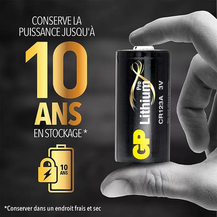 GP Batterie Pro Lithium - CR123A, Lithium, 4 Stk. - Eine schwarze GP Pro Lithium CR123A 3V Batterie mit goldenen Akzenten wird in einer Hand gehalten und wirbt mit 10 Jahren Lagerfähigkeit.