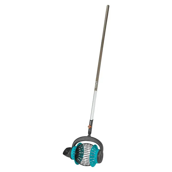 Gardena Combisystem Rollsammler - Mit Stiel, 130 cm - Das Bild zeigt einen Gardena Obstsammler mit Teleskopstiel. Der Sammler hat einen Rollkorb zum Aufsammeln von Obst.