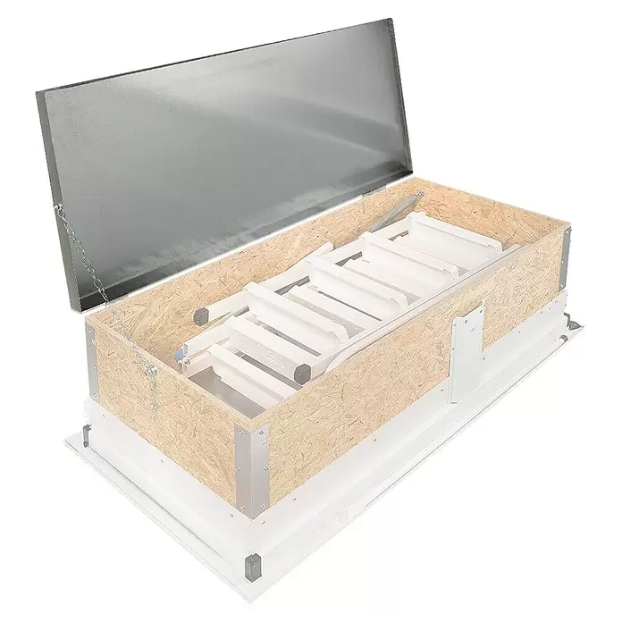 Wippro Bodentreppen-Oberdeckel HOD Isotec - Nicht isoliert, Manuell bedienbar, seitlich öffnend, Kette, Passend für: Wippro Bodentreppen Isotec, Isotec Luxe, Isotec 200, Klimatec 110 × 70 cm - Offene Dachbodenluke mit Metalldeckel und zusammengeklappter weißer Leiter in Holzrahmen.