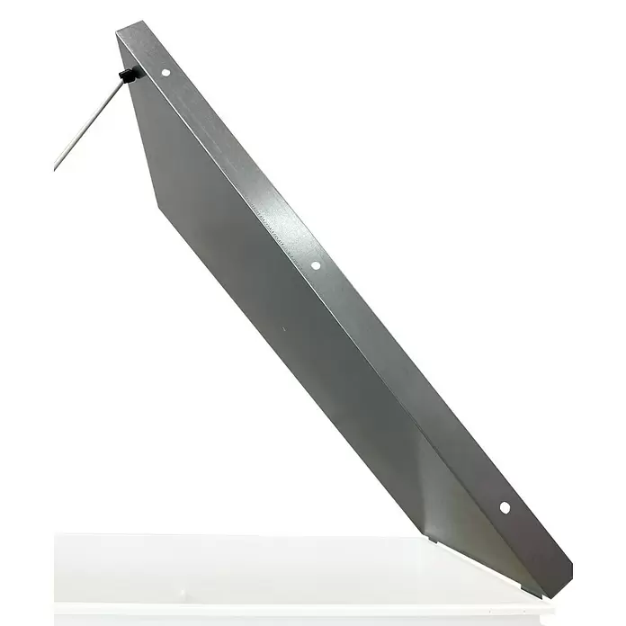 Wippro Bodentreppen-Oberdeckel HOD Eurostep - Nicht isoliert, Manuell bedienbar, nach hinten öffnend, Fixierstab, Passend für: Wippro Bodentreppe Eurostep 120 × 60 cm - Schräges, metallicgraues Panel mit Befestigungslöchern und weißer Haltestange.