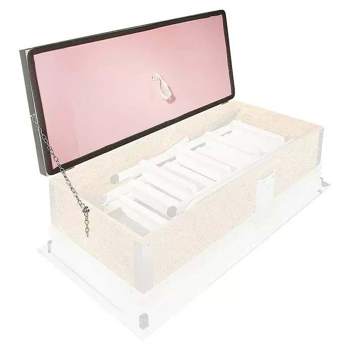 Wippro Bodentreppen-Oberdeckel HOD Isotec - Isoliert, Manuell bedienbar, seitlich öffnend, Kette, Passend für: Wippro Bodentreppen Isotec, Isotec Luxe, Isotec 200, Klimatec 110 × 70 cm - Offene Bodentreppe mit hellem Holzrahmen, rosa isolierter Luke und einer zusammengeklappten weißen Leiter darin.